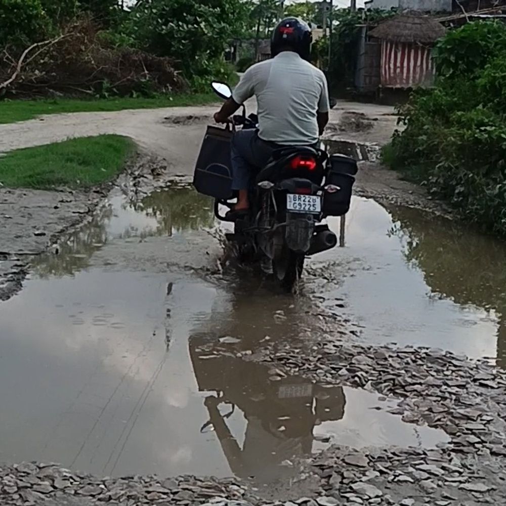 ‘चुनाव से पहले शिलान्यास,6 महीने बाद भी नहीं बनी सड़क’:बेतिया में गड्ढों से हो रही दुर्घटनाएं, राहगीर बोले-‘क्या हुआ वादे का’