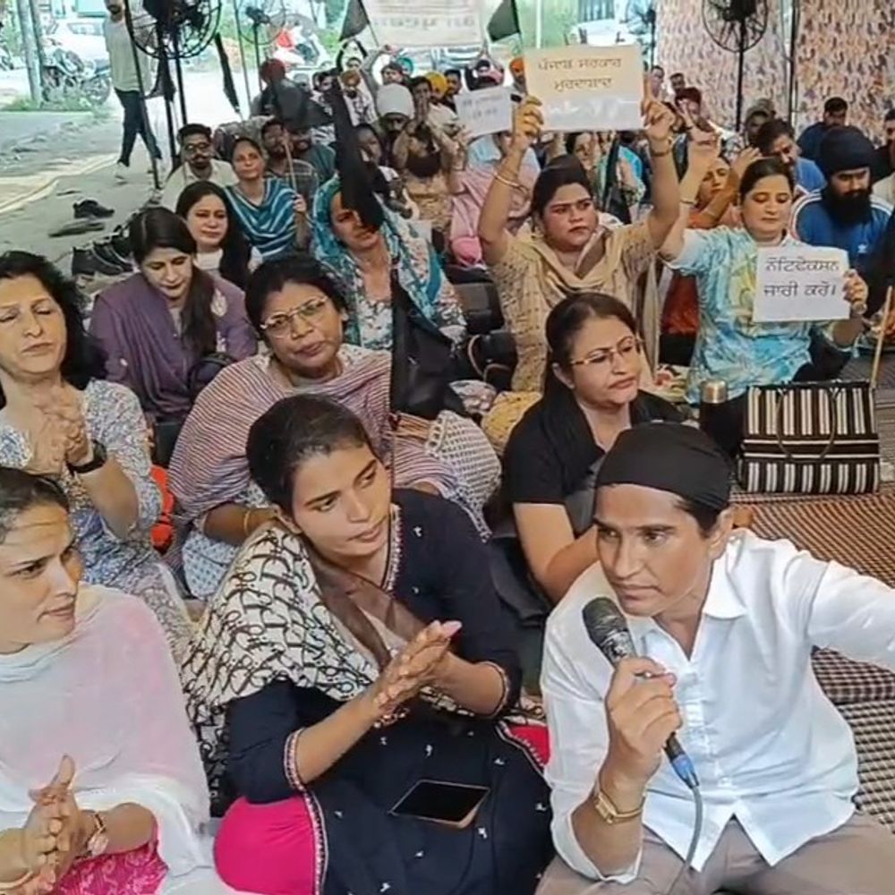 खन्ना में बिजली मंत्री के आवास पर कर्मचारियों का धरना:ठेकेदारी प्रथा के विरोध में सरकार के खिलाफ नारेबाजी; पुलिस ने बैरिकेडिंग कर रोका