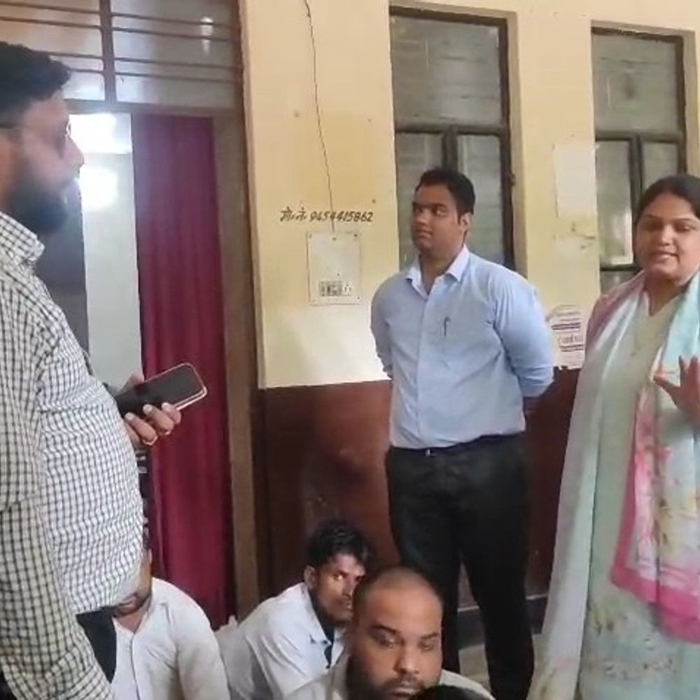 तालाब पट्टे के विवाद में एसडीएम कार्यालय के बाहर प्रदर्शन:शिवसेना कार्यकर्ताओं ने अमर्यादित टिप्पणी का लगाया आरोप, SDM ने आरोपों को बताया गलत