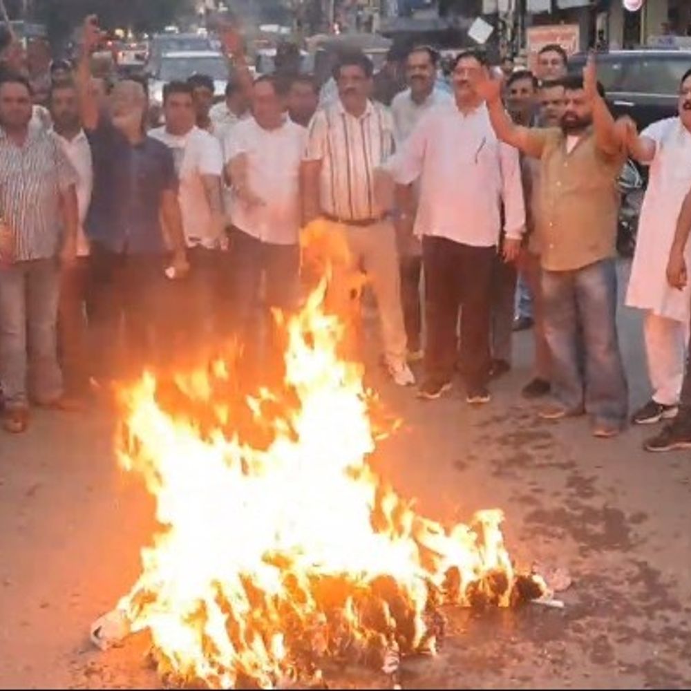पठानकोट में कांग्रेस ने फूंका पीएम मोदी का पुतला:खरगे के कार्यक्रम के बाद कथित शुद्धिकरण और हवन कराने से रोष, पूर्व विधायक ने पीएम साधा निशाना