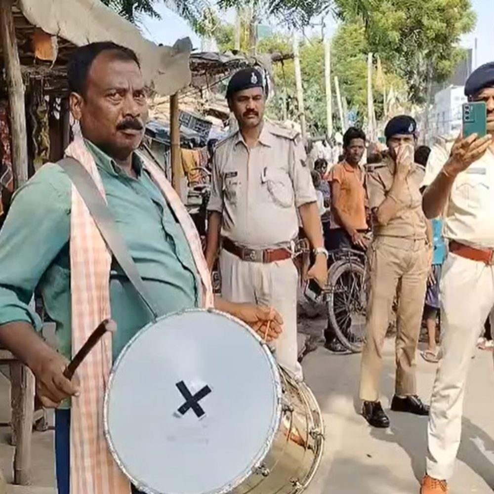 बंटी हत्याकांड में फरार मोनी के घर चिपका इश्तिहार:सेक्स रैकेट के विरोध में किया था मर्डर, सरेंडर नहीं किया तो घर की होगी कुर्की-जब्ती