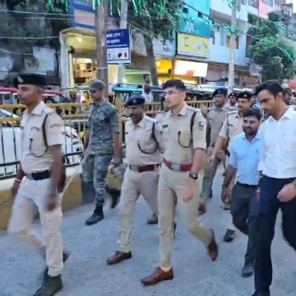 सीवान में ईद मिलादुन नबी पर फ्लैग मार्च:डीएम-एसपी ने किया नेतृत्व,प्रमुख चौक-चौराहों और संवेदनशील इलाकों का निरीक्षण