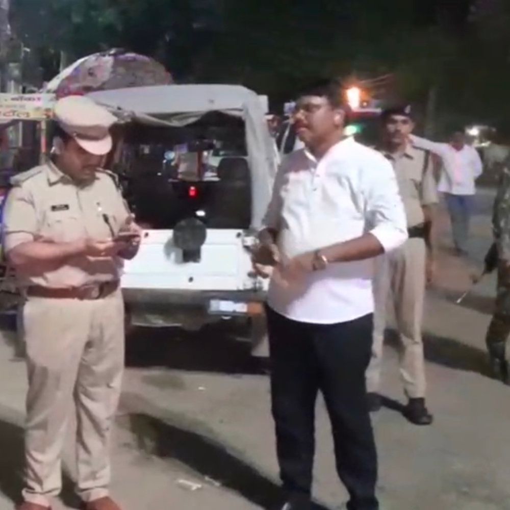 बांका SP रात में सड़क पर उतरे:गांधी चौक पर संभाली कमान, संदिग्धों से की पूछताछ