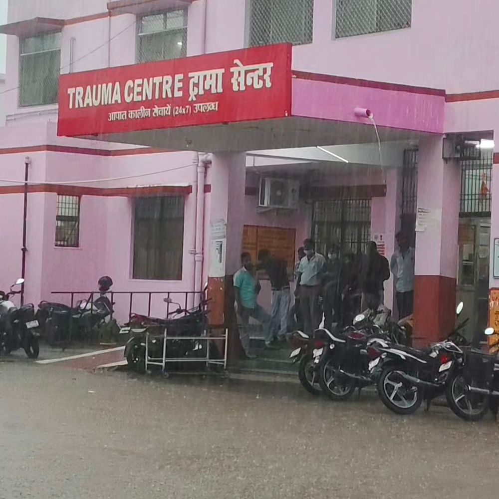बाराबंकी में मूसलाधार बारिश से शहर जलमग्न:जिला अस्पताल और ट्रॉमा सेंटर के बाहर भरा पानी, आवागमन बाधित