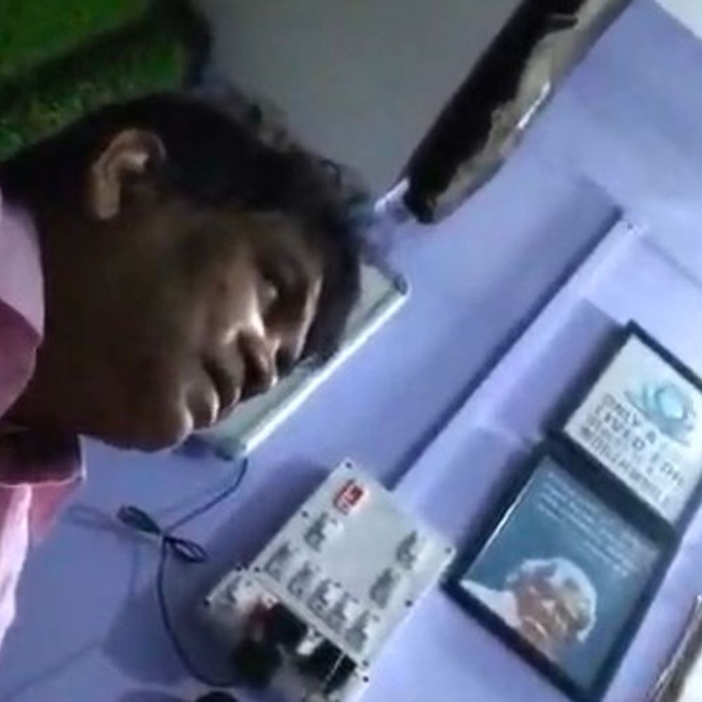 सिविल सर्जन का कैश लेते वीडियो वायरल:मधेपुरा में निजी नर्सिंग होम से लाइसेंस के लिए रिश्वत लेने का आरोप, DM ने बनाई जांच कमेटी