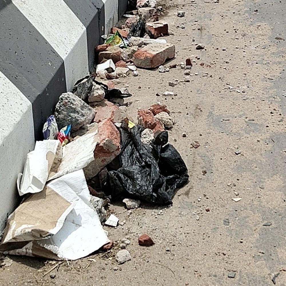 बिहारशरीफ- 78 करोड़ के फ्लाईओवर पर सफर जानलेवा:जलजमाव और कचरे का ढेर, साफ-सफाई नहीं होने से बढ़ी परेशानी; हादसे का भी खतरा