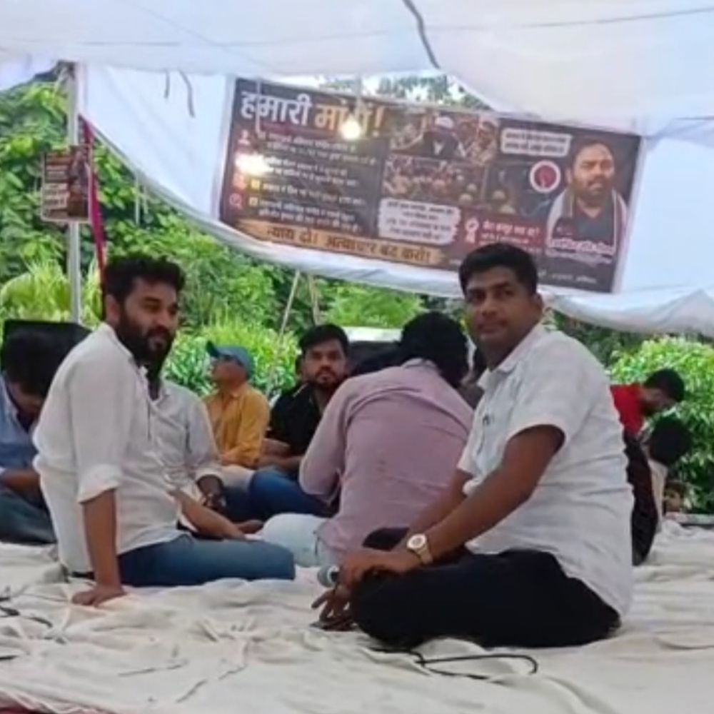 मेरठ में रवि गौतम का धरना चौथे दिन जारी:पूर्व SSP को बर्खास्त करने समेत कई मांगें