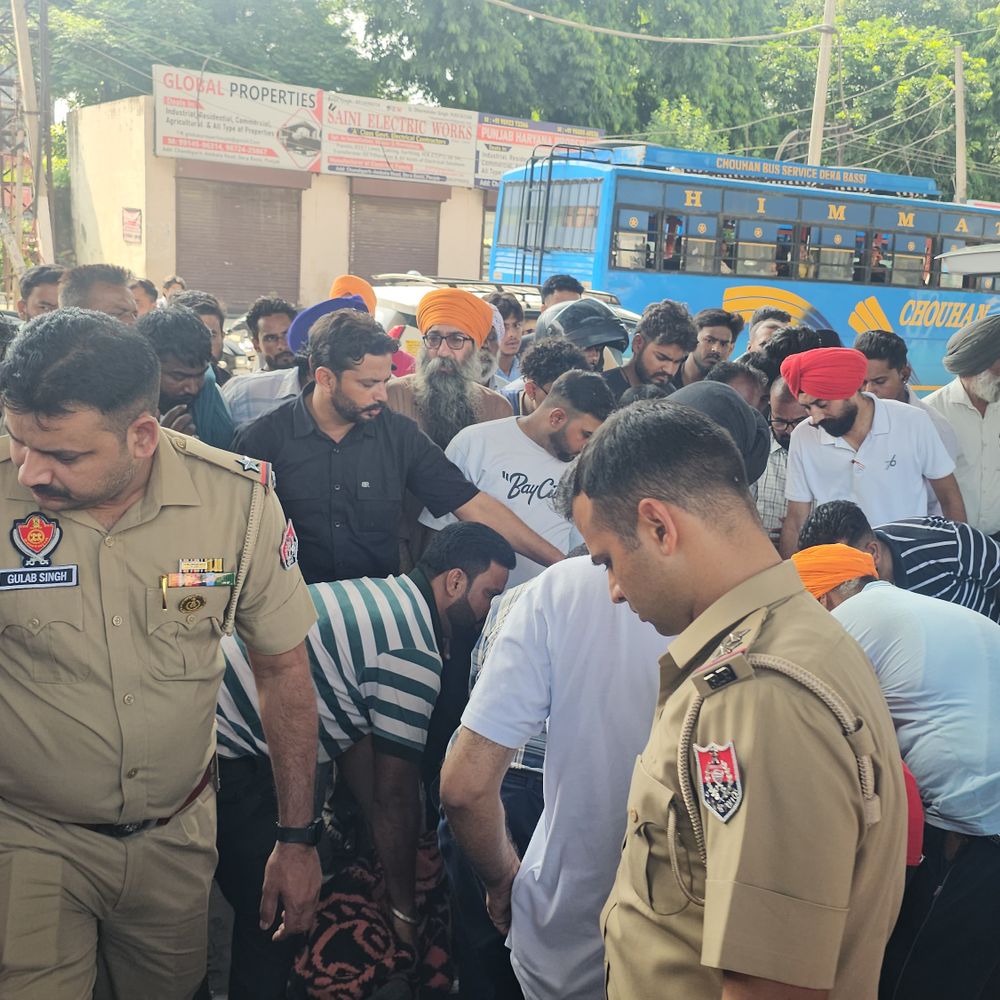 मोहाली में सड़क हादसे में बुजुर्ग की मौत:वाहन ने बाइक को टक्कर मारी, सड़क पर गिरा; खाना खाने के लिए घर जा रहे थे