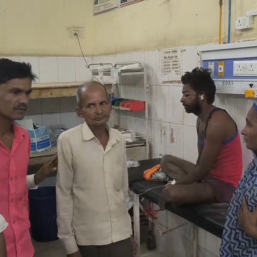 सीतापुर में बारिश के बाद जर्जर दीवार भरभराकर गिरी:टीन के नीचे सो रहा युवक मलबे में दबा, ग्रामीणों ने युवक को निकाला, जिला अस्पताल में भर्ती