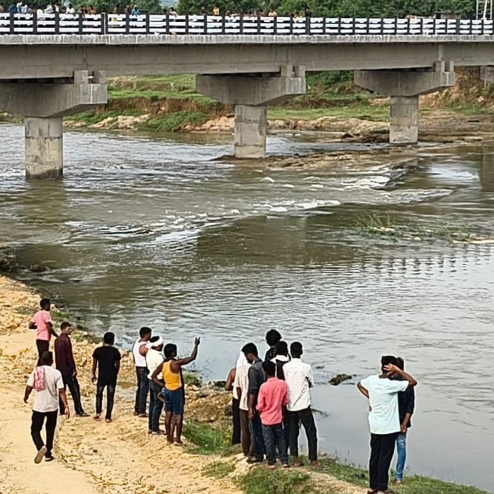पलामू में बटाने नदी में डूबे बिहार के तीन युवक:स्थानीय लोगों ने एक को बचाया, दो लापता; वीडियो बनाते समय हुआ हादसा