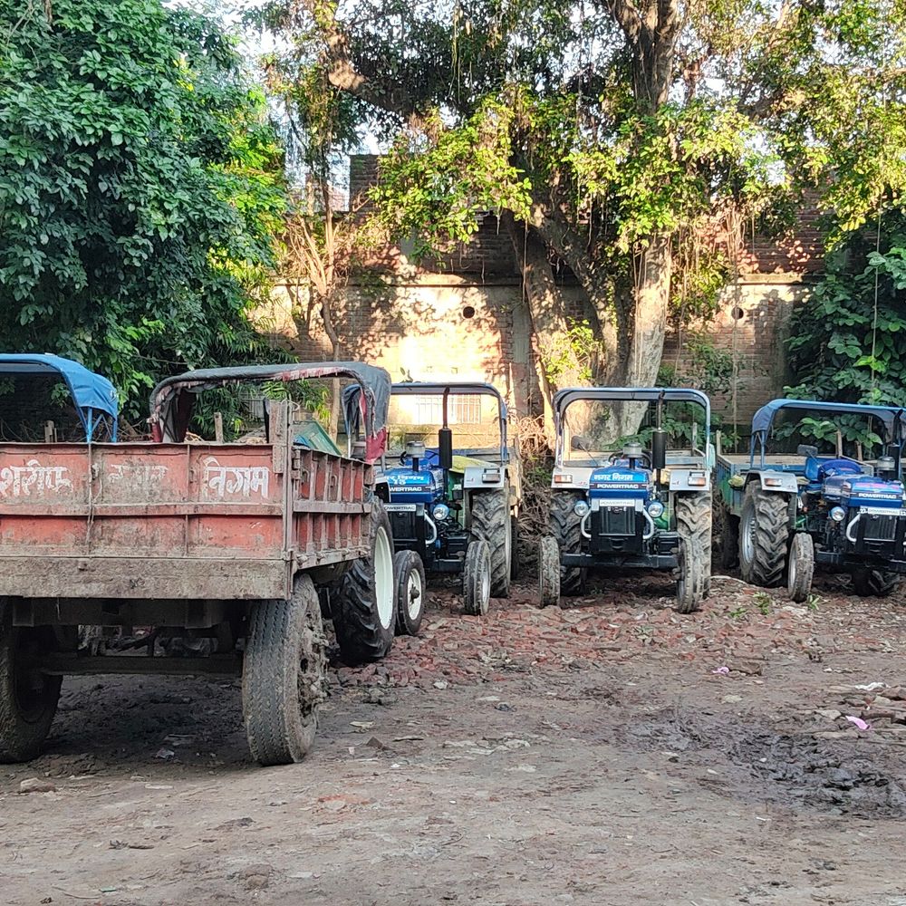 गरीबों पर बुलडोजर चलाने वाले नगर निगम की खुली पोल:90% गाड़ियों पर नंबर प्लेट नहीं; नगर आयुक्त और ट्रैफिक डीएसपी ने दिया जांच का आश्वासन