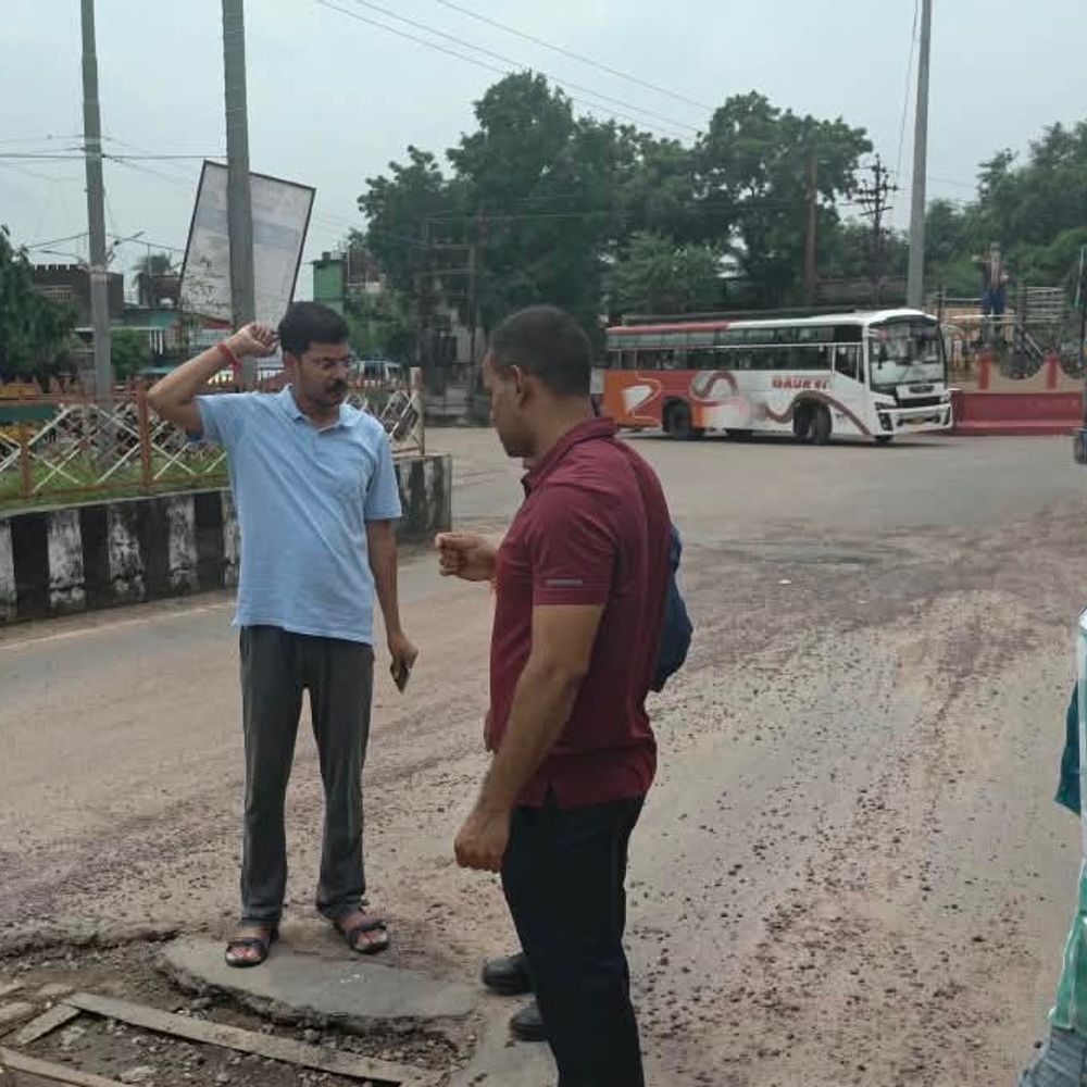टैक्सी ड्राइवर ने गड्ढे भरे, प्रशासन ने लिया संज्ञान:देखने पहुंच गए, अब अगले महीने से बनेगी नई सड़क