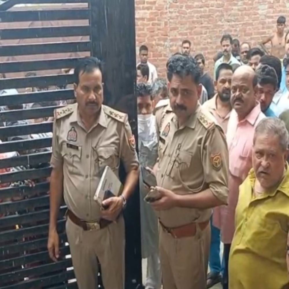 शाहजहांपुर में सर्राफा व्यापारी की मौत:पत्नी बोली- पुलिस ने छत से धक्का देकर गिराया, लखनऊ से वारंट लेकर पहुंची थी