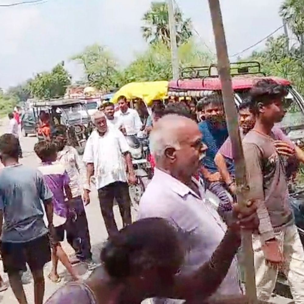 शेखपुरा में तीन महीने से बंद जलापूर्ति केंद्र:पेयजल संकट से गुस्साए ग्रामीणों ने शेखपुरा-शाहपुर मुख्य सड़क जाम की; खाली बर्तन लेकर प्रदर्शन