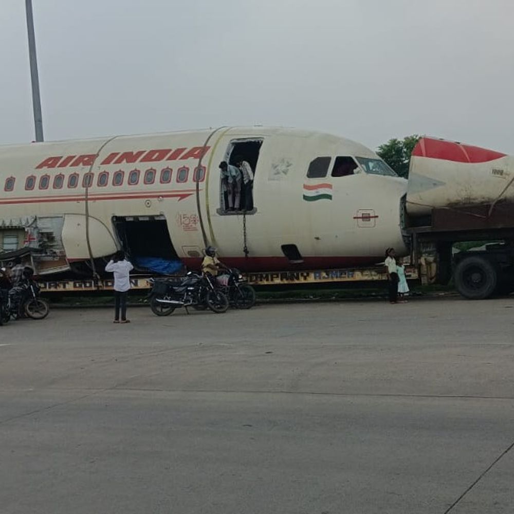 बक्सर में सड़क पर दिखा एयर इंडिया का विमान:प्लेन देखने के लिए जुटी भीड़; पटना से लखनऊ ले जाया जा रहा था एयरबस
