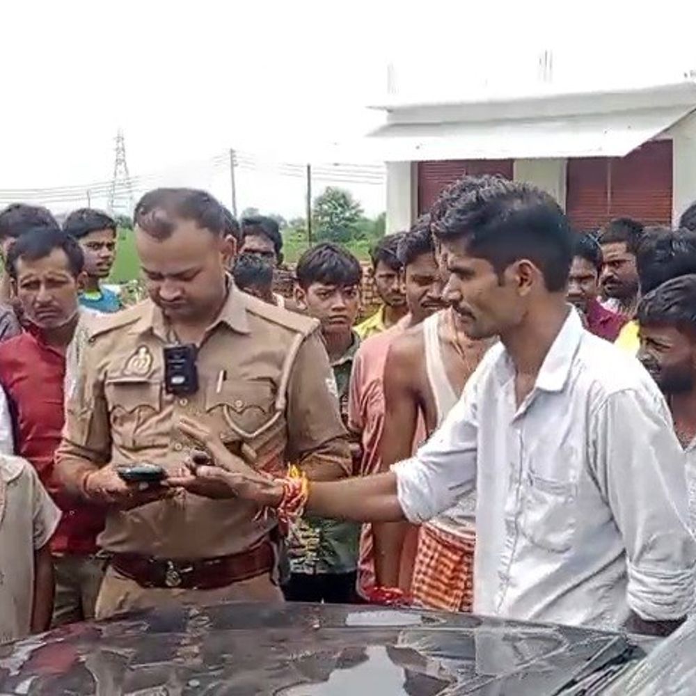 इटावा में शराब ठेके के खिलाफ महिलाओं का प्रदर्शन:गांव से बाहर करने की मांग; बोलीं- शराब पीकर घर में करते हैं मारपीट