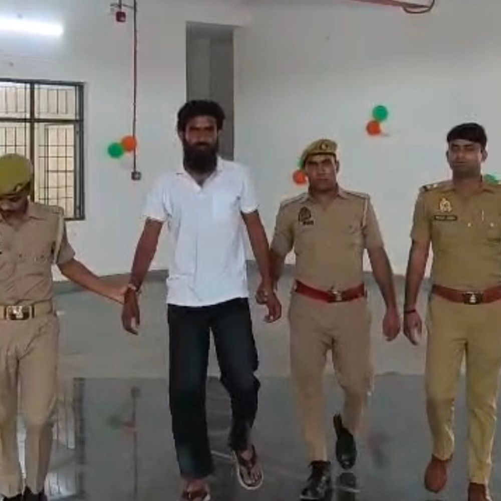 प्रतापगढ़ में चोरी के ट्रक के साथ आरोपी गिरफ्तार:फर्जी नंबर प्लेट लगाकर चला रहा था, प्रयागराज में चार मुकदमे
