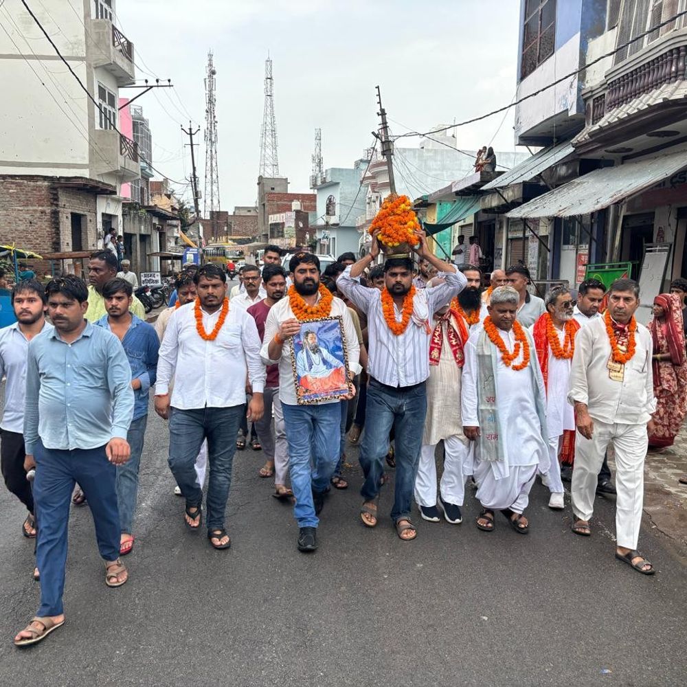 छतारी में संत रविदास ‘कलश वंदन यात्रा’ का जोरदार स्वागत:ढोल-नगाड़ों और पुष्पवर्षा से गूंजा कस्बा, लोगों ने लिया समरसता का संकल्प