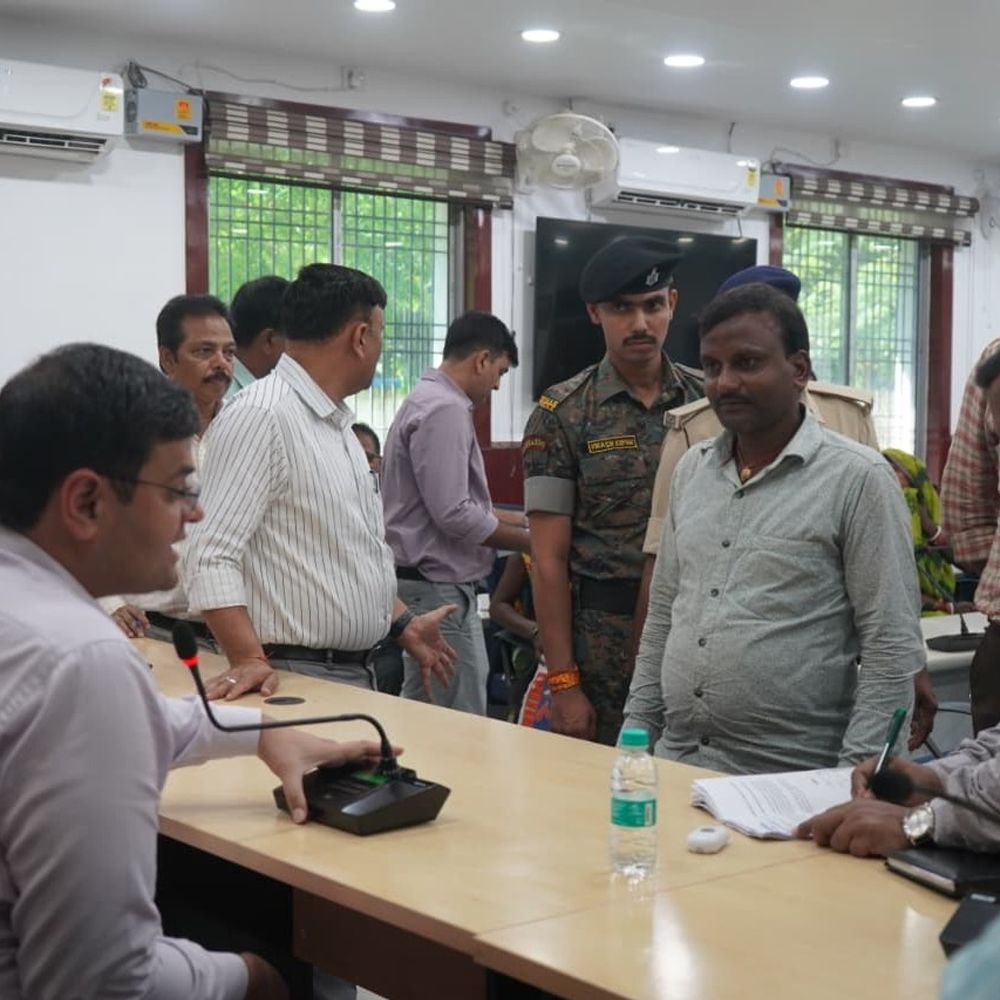 अररिया में डीएम ने लगाया जनता दरबार:51 शिकायतें आईं, अधिकारियों को समयबद्ध कार्रवाई के निर्देश दिए