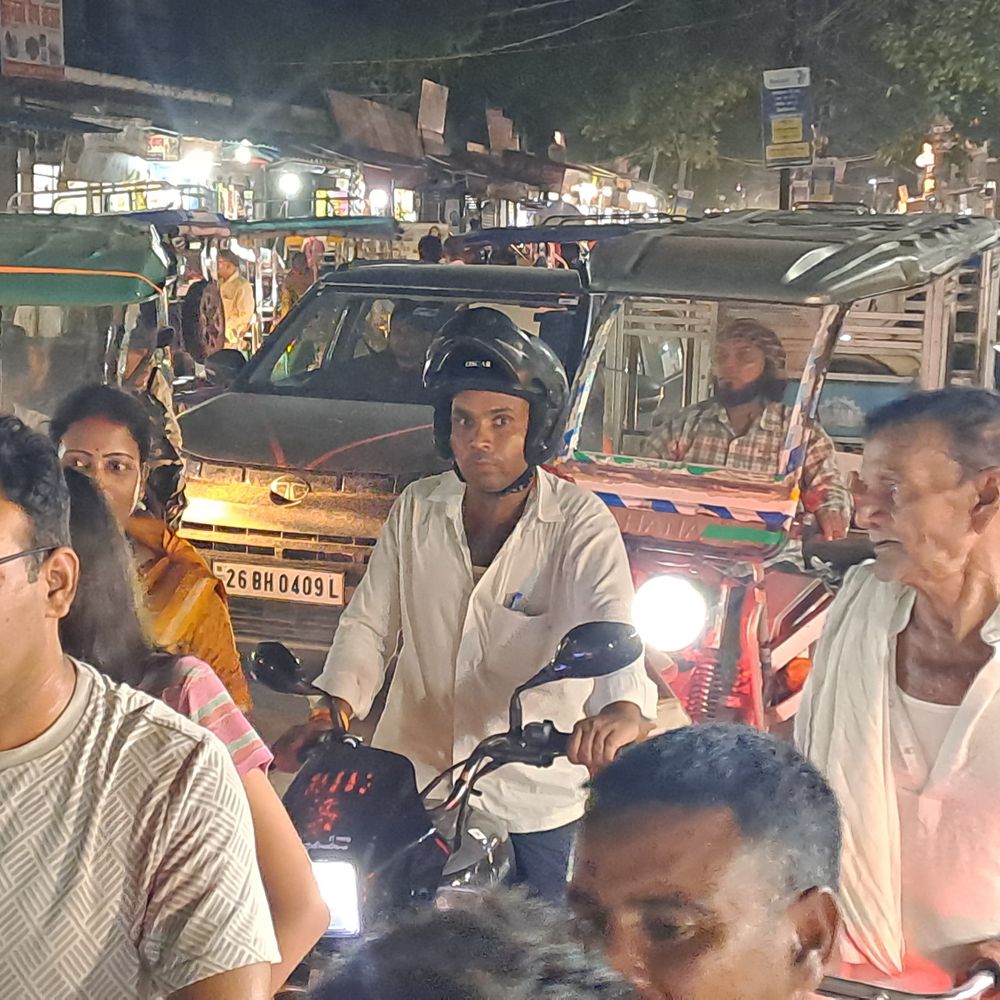 मौनिया -पोस्ट ऑफिस चौक तक वाहनों की आवाजाही ठप:गोपालगंज में 1 घंटे भीषण जाम, यातायात व्यवस्था धड़ाम