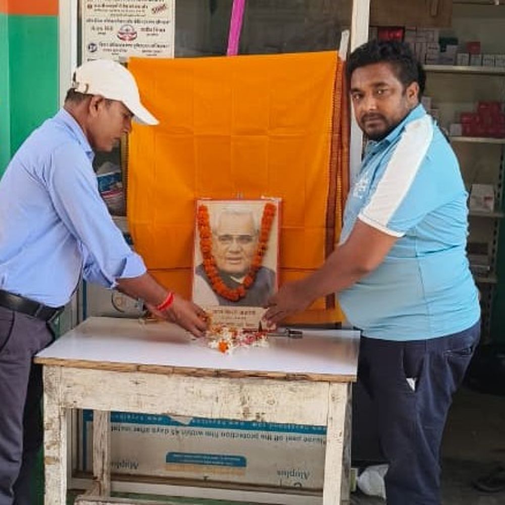 शेखपुरा में अटल बिहारी वाजपेयी की पुण्यतिथि पर श्रद्धांजलि:भाजपा नेताओं ने तैलीय चित्र पर पुष्प अर्पित किए; राष्ट्रसेवा और सुशासन को याद किया