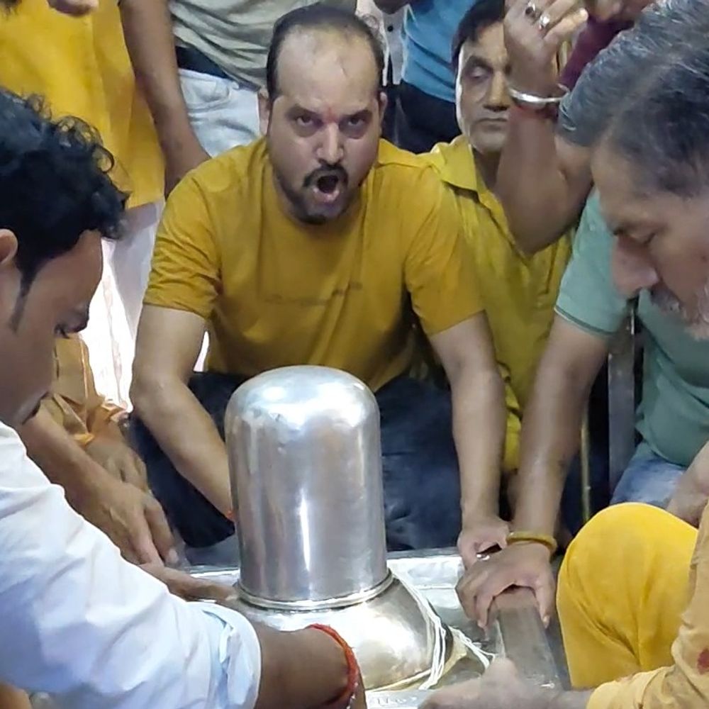 सावन के दूसरे सोमवार को शिव मंदिरों में भीड़:फर्रुखाबाद में श्रद्धालुओं की सुबह से लाइनें, पांडेश्वर नाथ मंदिर में संकीर्तन जारी