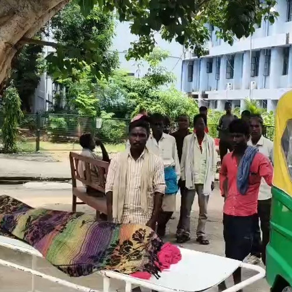 कैमूर में किशोरी को सांप ने डंसा:अस्पताल ले जाने के बजाय झाड़-फूंक कराई; हालत बिगड़ी तो अस्पताल पहुंचे, डॉक्टर ने मृत घोषित किया