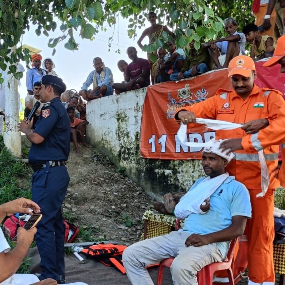 बलिया में बाढ़ के हालात गंभीर:कई गांवों में घुसा पानी, NDRF-पीएसी की टीमें तैनात; 850 राशन किट बांटीं