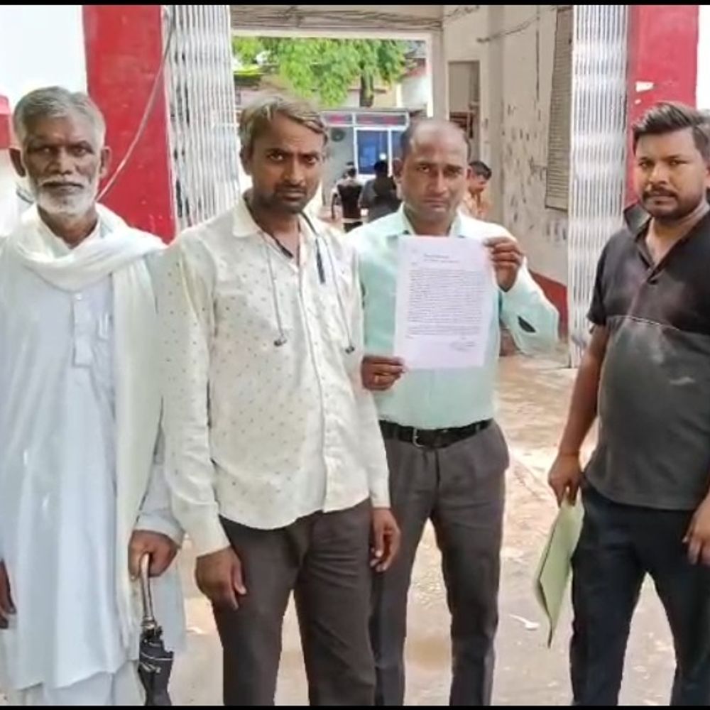आवासीय विद्यालय में छात्रों की मौत पर FIR की मांग:बांदा में पिता ने स्कूल प्रबंधक पर लगाया लापरवाही का आरोप
