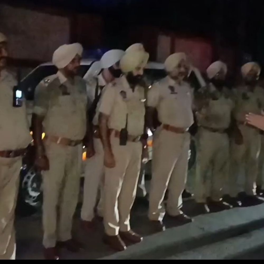 SSP समेत पुलिस अधिकारी आधी रात को कर रहे चेकिंग:स्वतंत्रता दिवस के मद्देनजर गुरदासपुर में कड़ी सुरक्षा व्यवस्था, संदिग्धों पर नजर