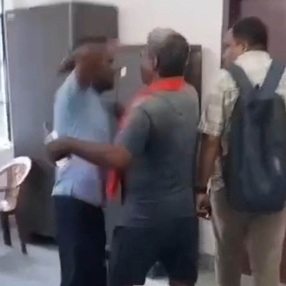 सीतामढ़ी पंचायत भवन में हंगामा, कर्मचारी की पिटाई:जन्म प्रमाण पत्र के लिए 400 रुपए मांगने का आरोप; ग्रामीणों ने हाथापाई कर मंगवाई माफी