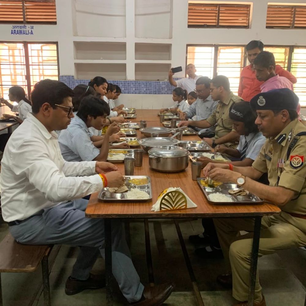 DM-SP ने कस्तूरबा-नवोदय विद्यालयों का किया निरीक्षण:छात्रों से बात कर जानी सुविधाएं, कहा- लापरवाही बर्दाश्त नहीं होगी
