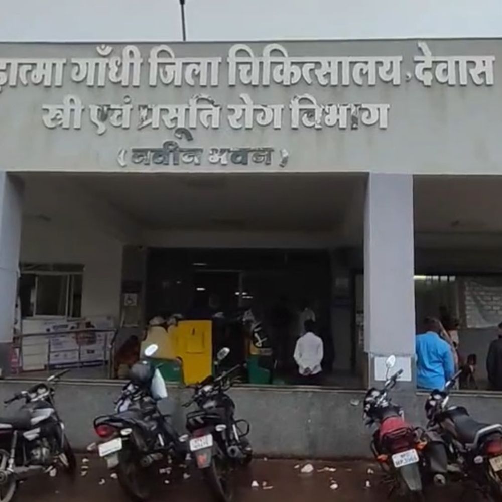 पेट दर्द पर अस्पताल पहुंची स्टूडेंट, बेटे को दिया जन्म:कुछ दिनों से नहीं जा रही थी स्कूल; देवास में FIR दर्ज