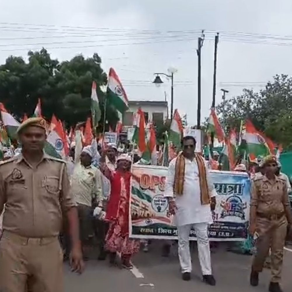 औरैया में सफाई कर्मचारियों ने निकाली तिरंगा यात्रा:पुरानी पेंशन बहाली की मांग पर पीएम-सीएम को सौंपा ज्ञापन