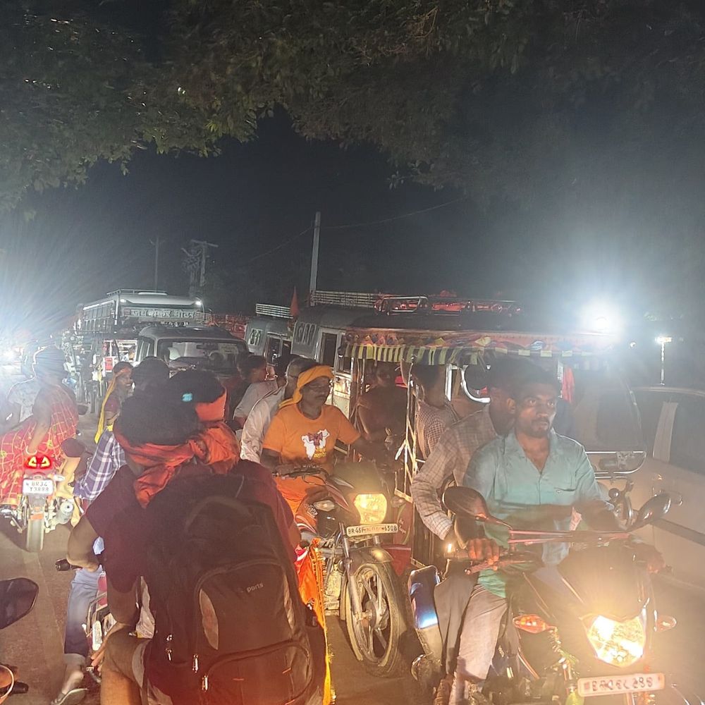मुंगेर के तारापुर बाजार में 4KM लंबा जाम:श्रावणी मेले में श्रद्धालुओं की भीड़, बालू वाहनों से यातायात ठप