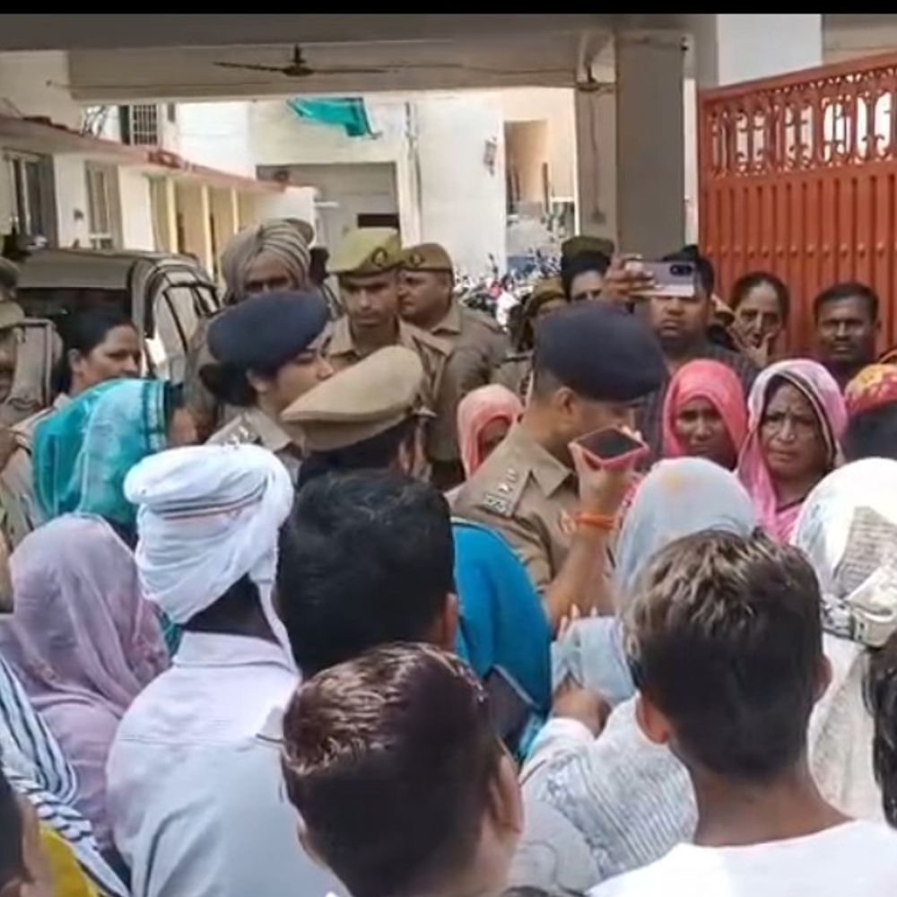 युवक की आत्महत्या के बाद SP ऑफिस पहुंचे परिजन:बागपत में पत्नी पर लगाया मानसिक उत्पीड़न का आरोप, कार्रवाई की मांग