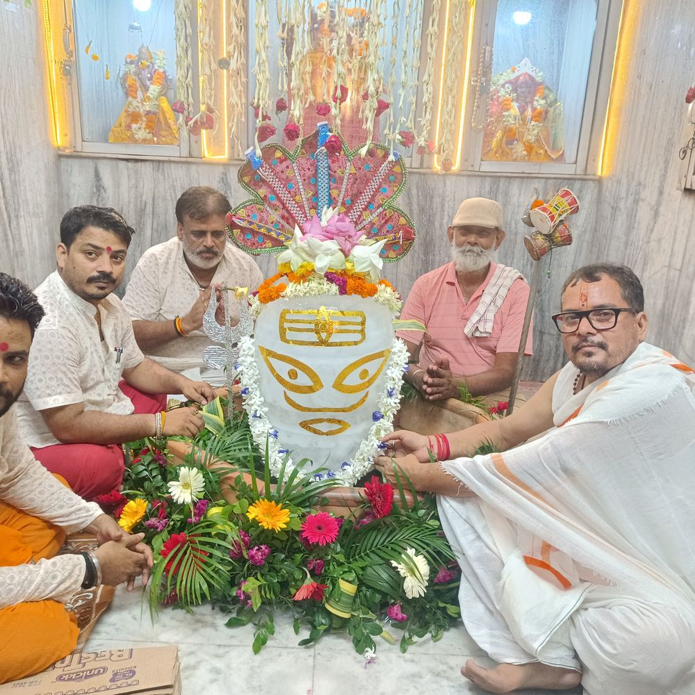 किशनगंज में 3 फीट ऊंचा बर्फ का शिवलिंग,1 क्विंटल वजनी:तीसरी सोमवारी पर श्रद्धालुओं की भीड़,’हर-हर महादेव’ का जयघोष
