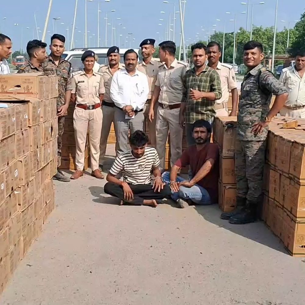कैमूर में 75 लाख की अवैध शराब जब्त, 2 गिरफ्तार:ट्रक में गुप्त तहखाना बनाकर पंजाब से पटना लाई जा रही थी खेप