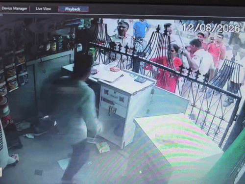 अजमेर में बाइक साइड के विवाद पर कैंची से हमला-VIDEO:मेडिकल स्टोर के दुकानदार-कर्मचारी कमरे में कैद हुए; ASI पर भी झपटा, पेपर स्प्रे कर पकड़ा