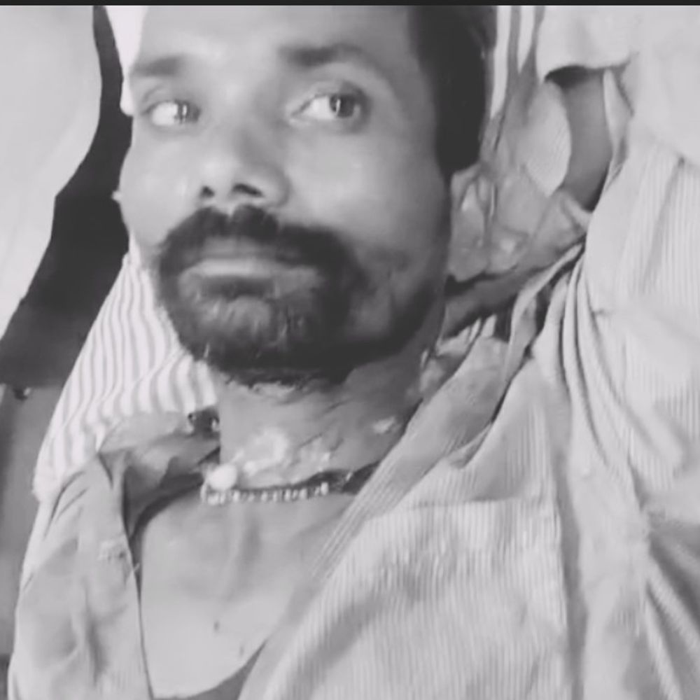 युवक ने ब्लेड से गला काटकर सुसाइड की कोशिश की:चौराहे पर गंभीर हालत में मिला, लोगों ने पहुंचाया अस्पताल, मेडिकल कॉलेज रेफर