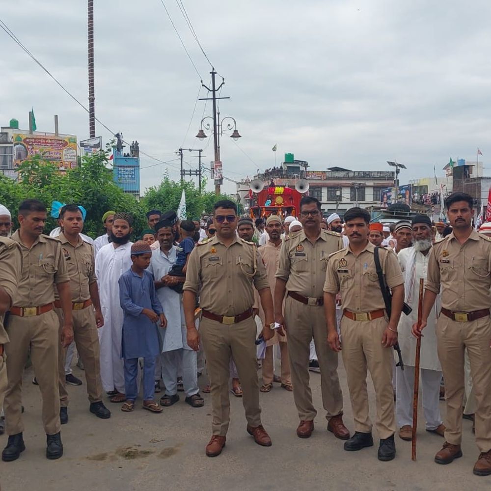 पीलीभीत में निकला जुलूस-ए-मोहम्मदी:परचम और झांकियों से सजा जुलूस, जगह-जगह पुष्प वर्षा