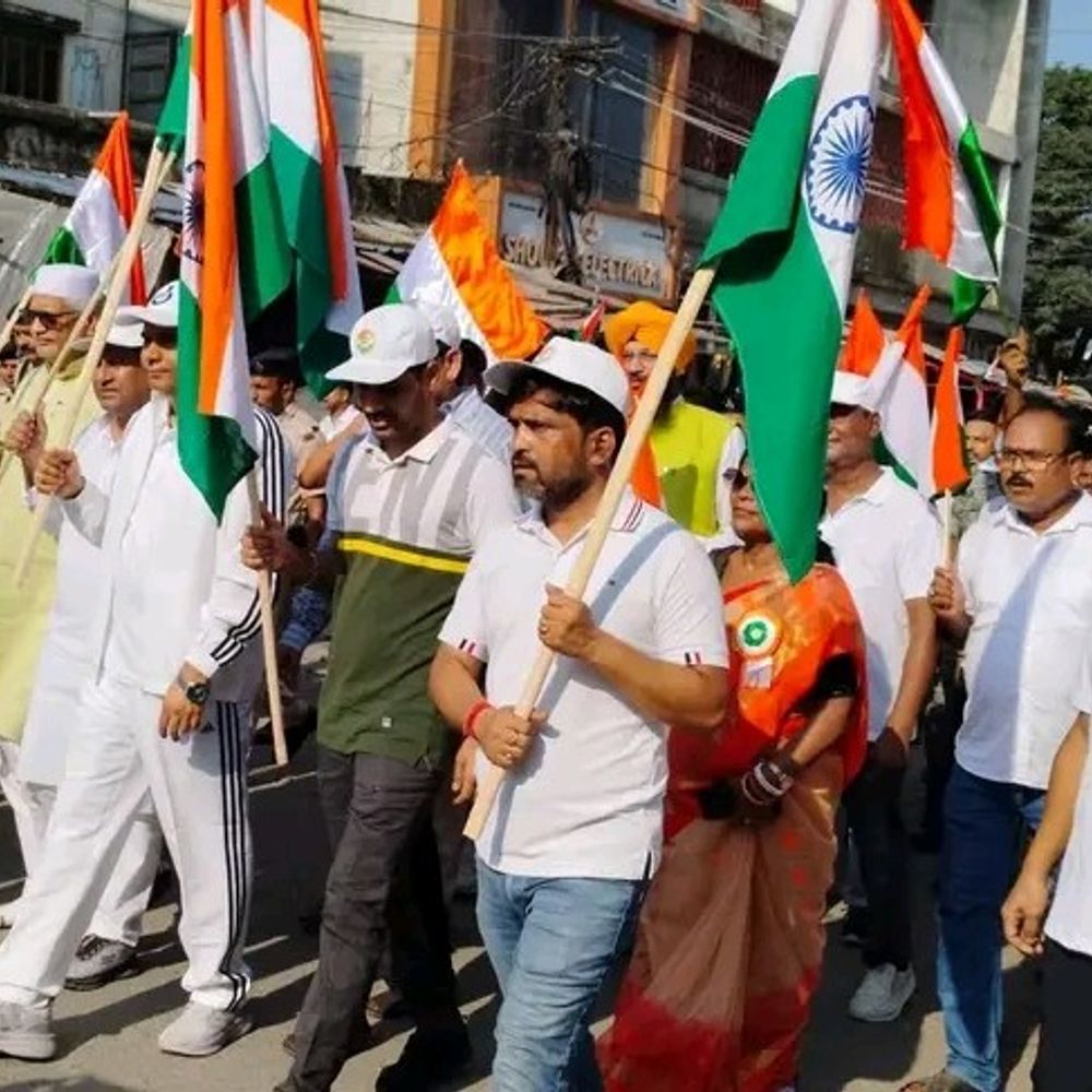 किशनगंज में तिरंगा यात्रा निकली:अधिकारी, जनप्रतिनिधि, जवान और स्कूली बच्चे हुए शामिल, ‘वंदे मातरम्’ के नारों से गूंजा शहर