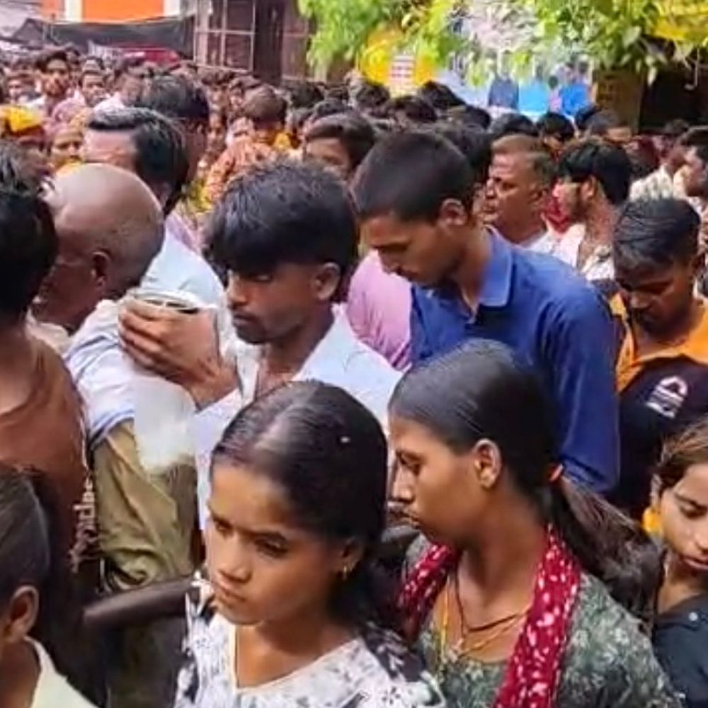 सावन सोमवार पर संभल के शिवालयों में उमड़ी भीड़:बाहर से कराया जलाभिषेक, 5 लाख से अधिक श्रद्धालु पहुंचे
