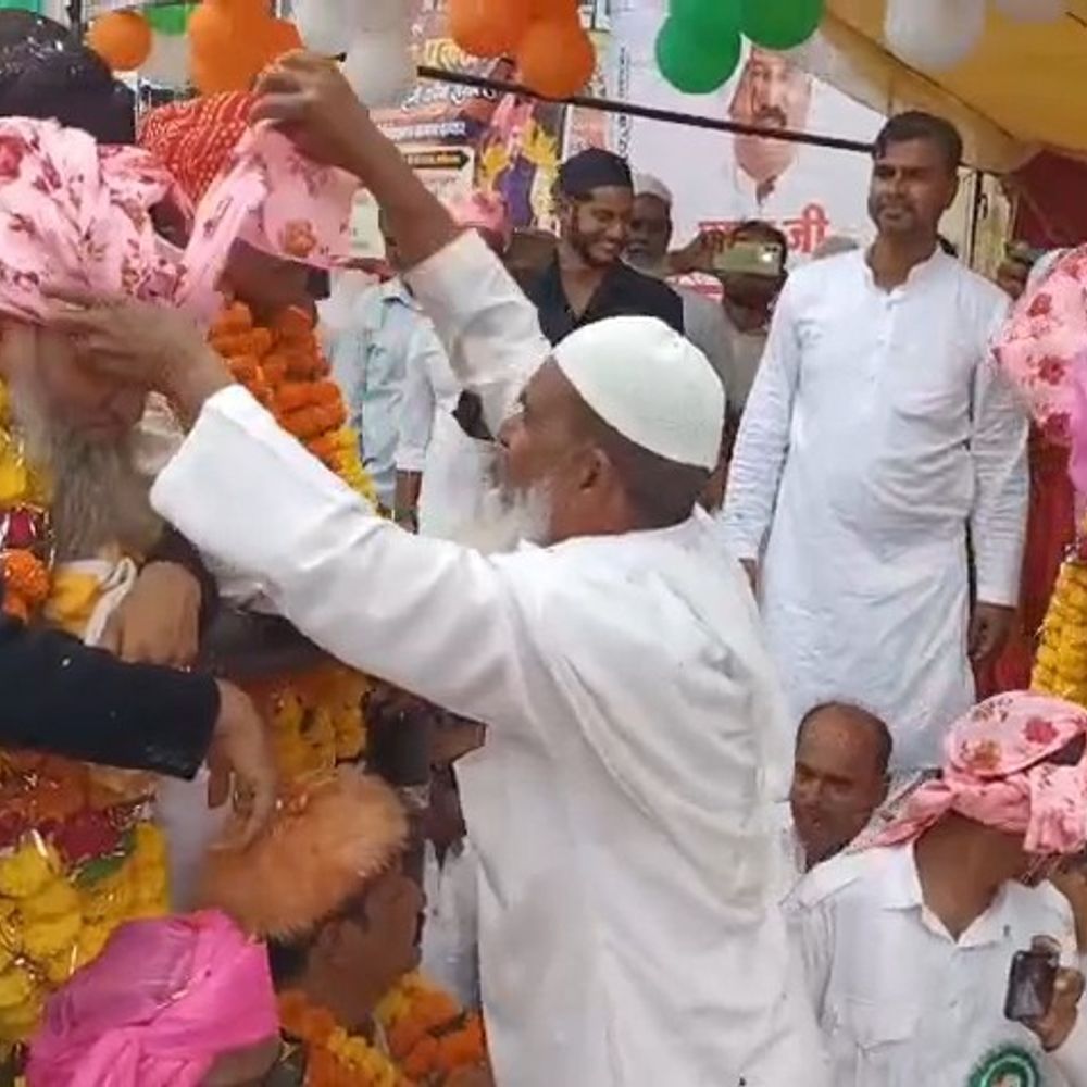 ईद मिलादुन्नबी का जुलूस, 8 घंटे हजार लोग मौजूद रहे:शिवपुरी में पगड़ी बांधकर स्वागत; शहर के बीचों-बीच से निकले लोग