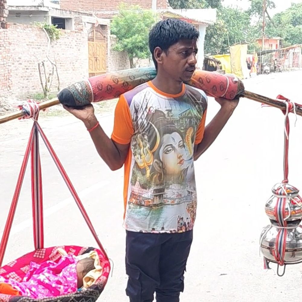 9 माह की बेटी को कांवड़ में लिटाकर जलाभिषेक:संतान प्राप्ति की मन्नत पूरी होने पर परिवार ने पूरा किया संकल्प