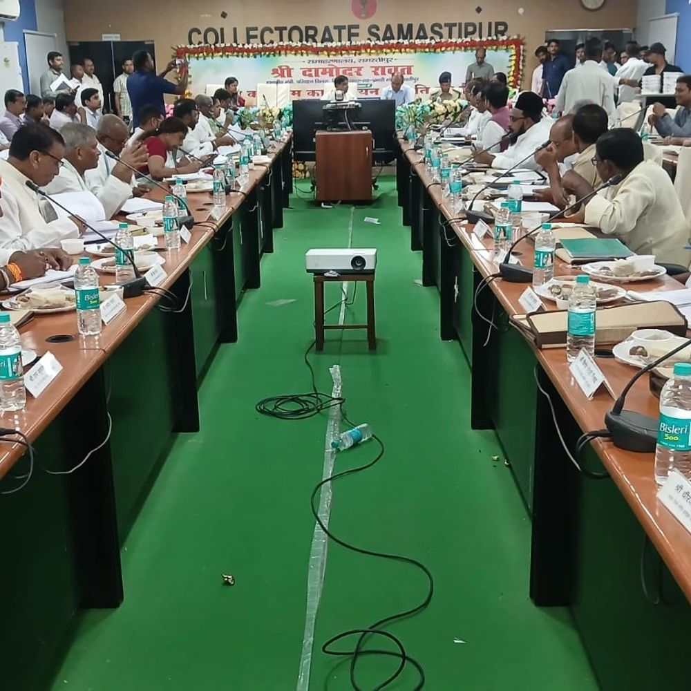 योजना को समय पर पूरा करने का अल्टीमेटम:प्रभारी मंत्री ने की समीक्षा बैठक, लापरवाही मिलने पर जवाबदेही तय करने के निर्देश