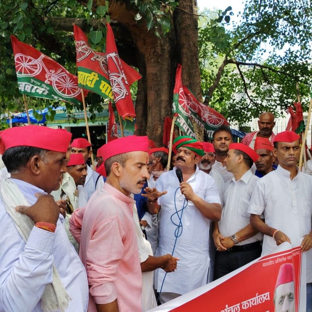 कलेक्ट्रेट पर सपा का प्रदर्शन, सरकार के खिलाफ नारेबाजी:मुंगेर में निकाला जुलूस, CM से इस्तीफे की मांग की; ADM को सौंपा ज्ञापन