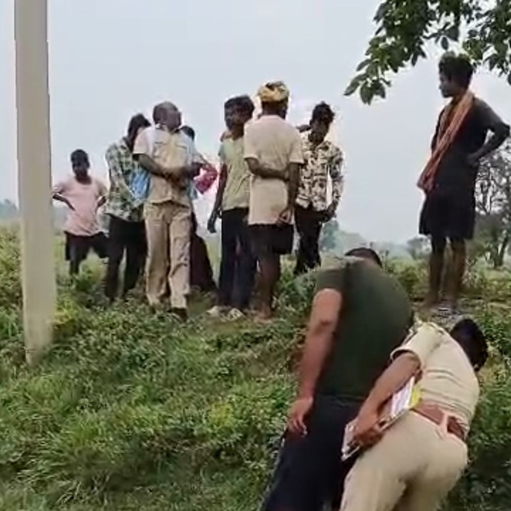 बक्सर में बधार में मिला अधेड़ का शव:चप्पल कुछ दूरी पर पड़ी मिली, करंट से मौत की आशंका; पोस्टमॉर्टम रिपोर्ट से खुलेगा मौत का राज