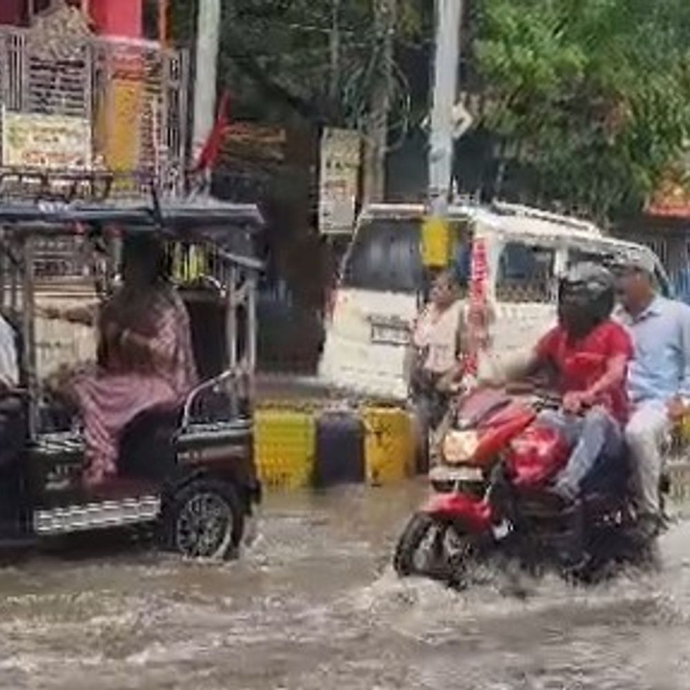 नालंदा में आधे घंटे की बारिश में सड़कें जलमग्न:जल निकासी न होने कारण 1 फीट तक जमा पानी, नाले का पानी भी ओवरफ्लो