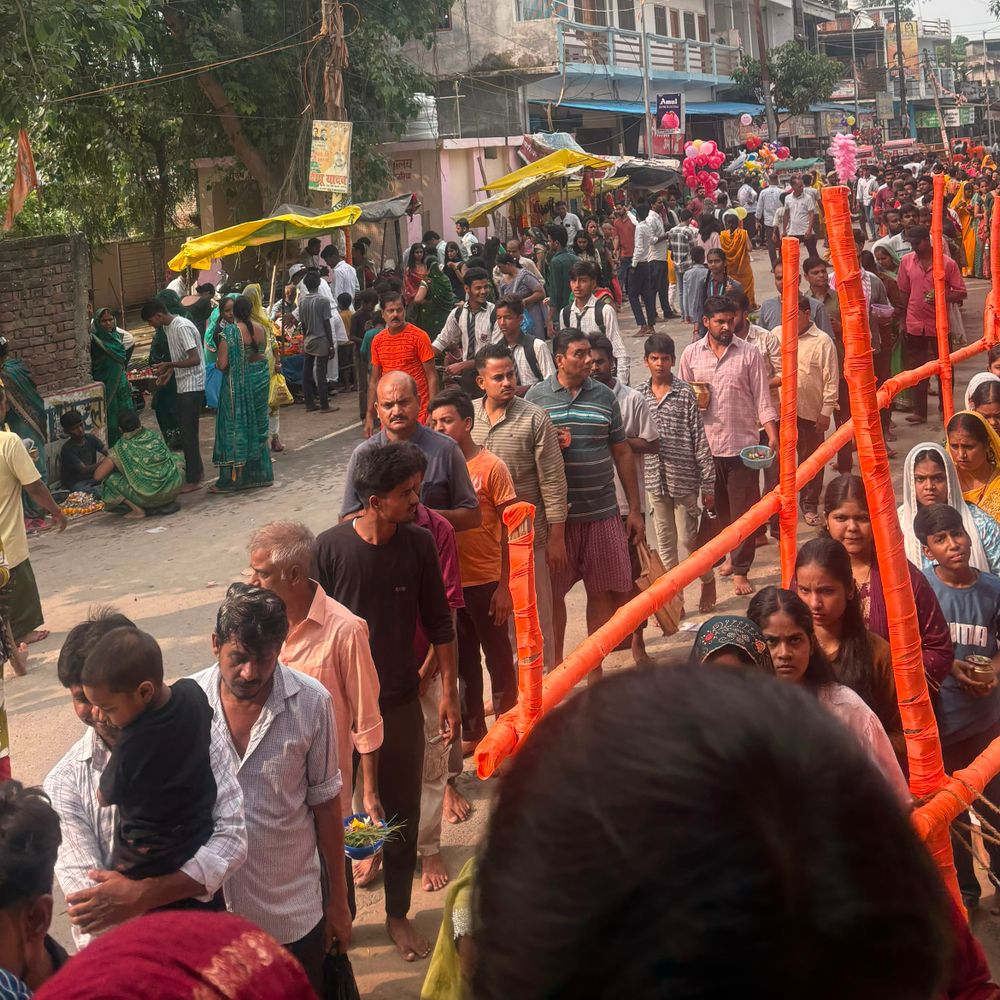 सावन के दूसरे सोमवार पर शिवालयों में उमड़ी आस्था:दुग्धेश्वरनाथ में तड़के 3 बजे से जलाभिषेक, अन्य मंदिरों में भी लगी कतारें